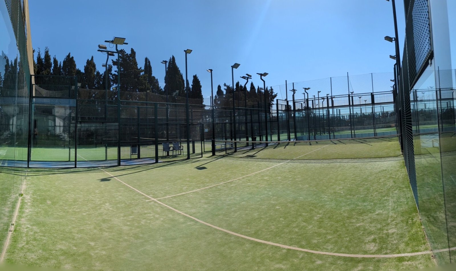 Pista de pádel desde esquina